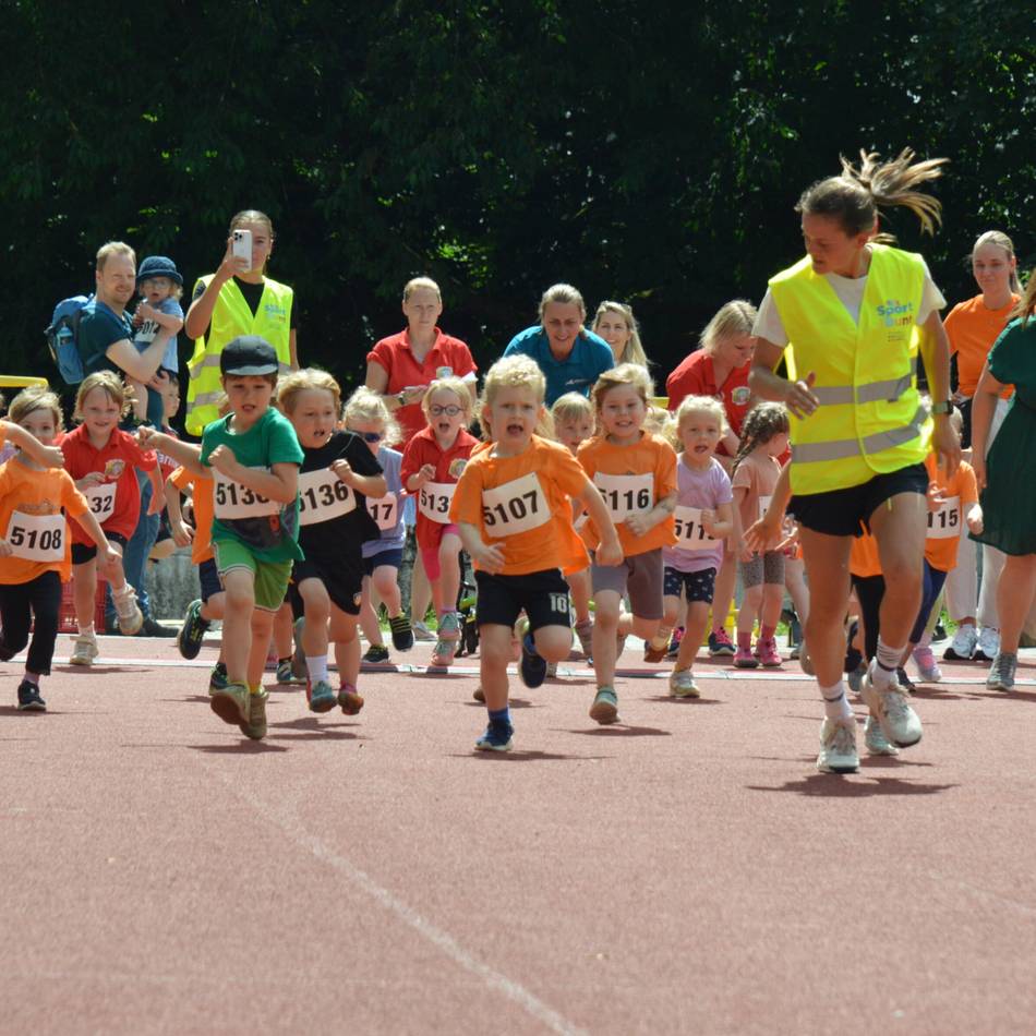 Bambinilauf 2025 in Wermelskirchen: Fast 300 Kinder laufen um die Wette