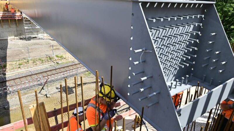 Arbeiten kommen voran: Riesige Stahlträger für neue Brücke in Mönchengladbach eingesetzt