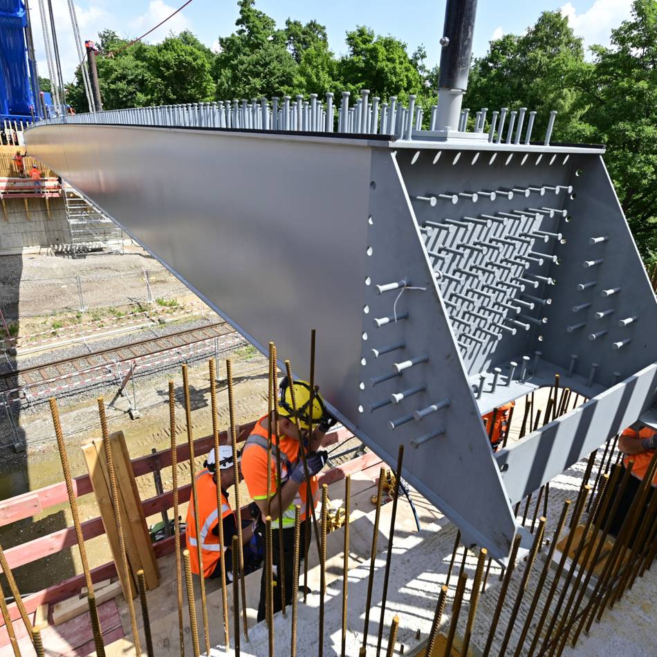 Arbeiten kommen voran: Riesige Stahlträger für neue Brücke in Mönchengladbach eingesetzt