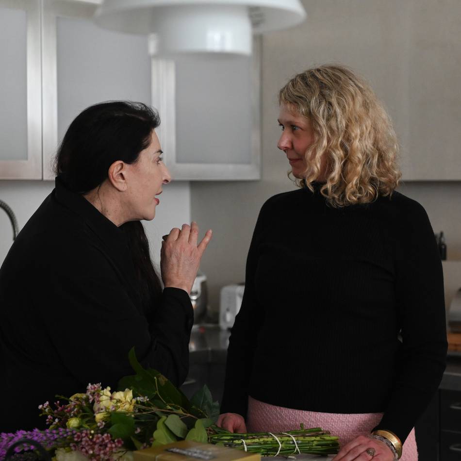 Antje-Britt Mählmann über neue Ausstellung: Marina Abramovic – ein Weltstar in Schloss Moyland