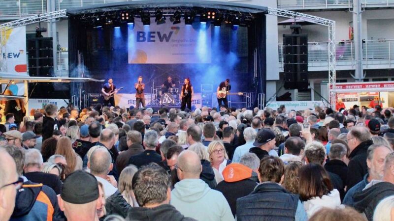 „Rock am Markt“ in Wermelskirchen: Festival-Atmosphäre unterm Weihnachtsbaum