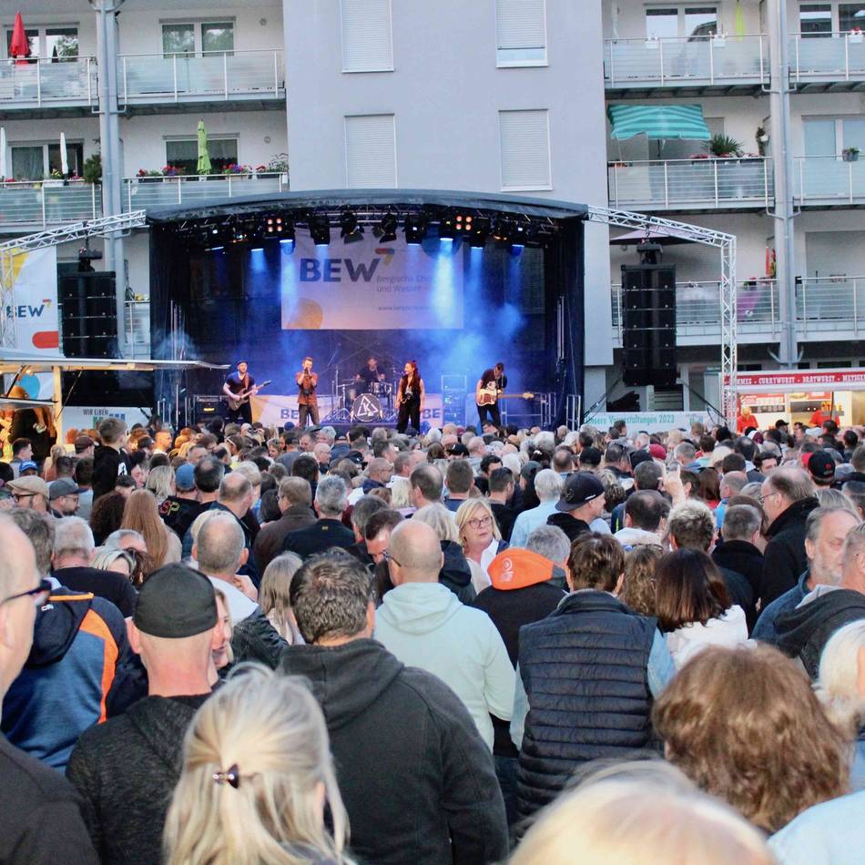 „Rock am Markt“ in Wermelskirchen: Festival-Atmosphäre unterm Weihnachtsbaum