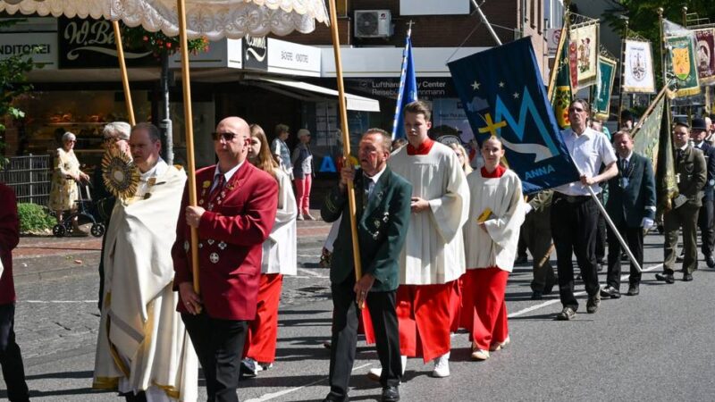 Fronleichnam in Ratingen: Gläubige ziehen durch die Straßen der Stadt