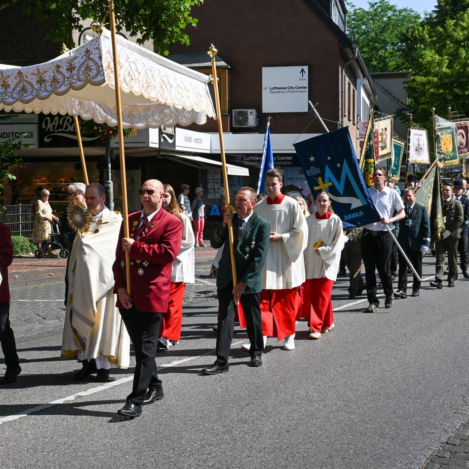 Fronleichnam in Ratingen: Gläubige ziehen durch die Straßen der Stadt