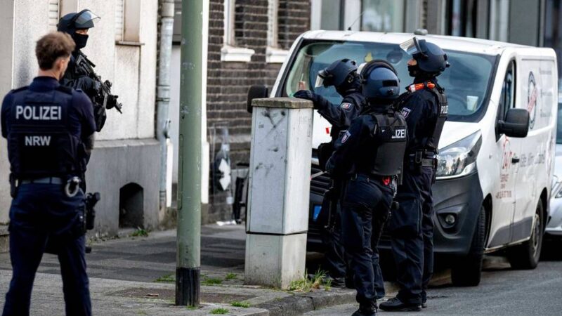 Einsatz im Stadtteil Meiderich: Bloß ein Scherz? Bewaffnete Polizisten rücken zu Wohnung in Duisburg aus
