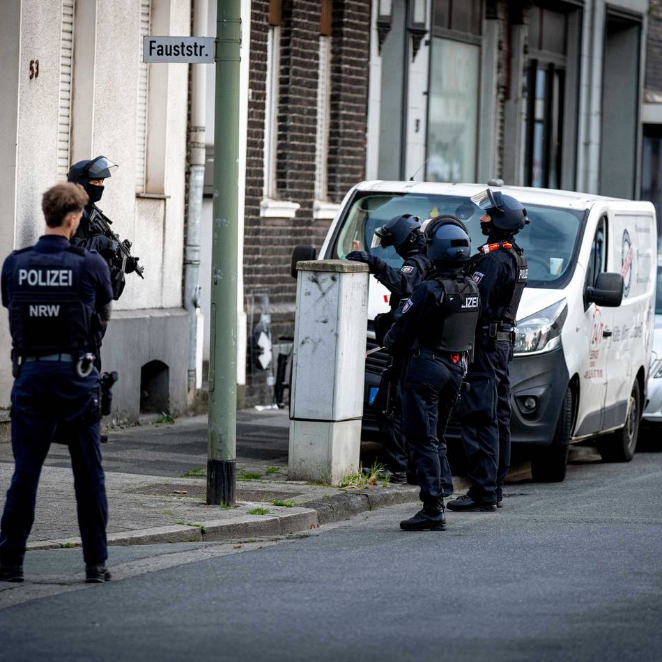 Einsatz im Stadtteil Meiderich: Bloß ein Scherz? Bewaffnete Polizisten rücken zu Wohnung in Duisburg aus