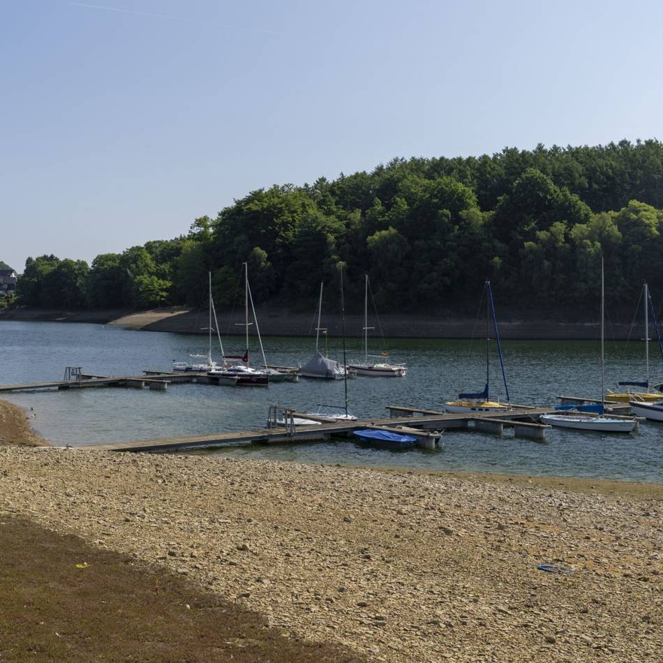 Hückeswagener Talsperre: Trockenheit hat Folgen für die Bever-Segler