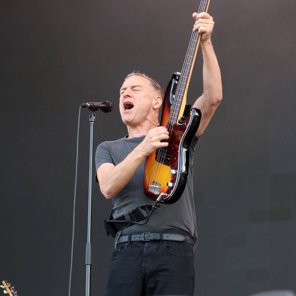 Bryan Adams in Mönchengladbach: Gentleman mit rauer Stimme schrubbt die Gitarre