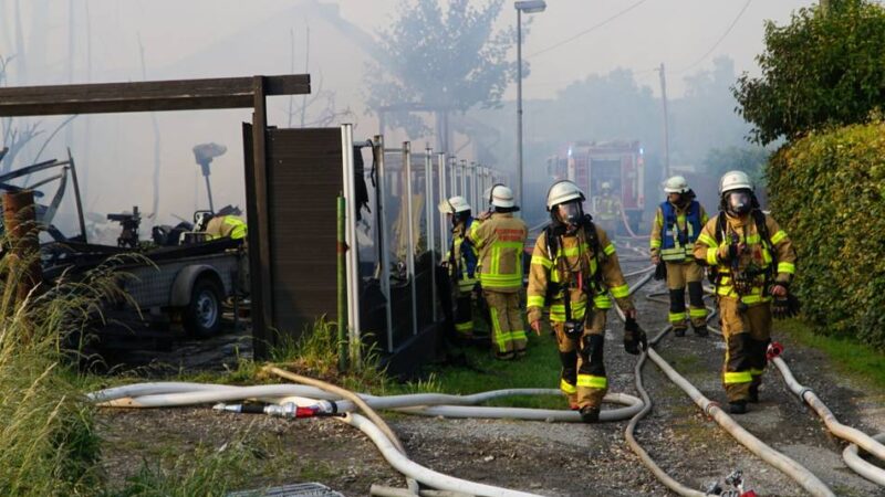 Gartenanlage in Flammen: Großbrand in Dülken unter Kontrolle