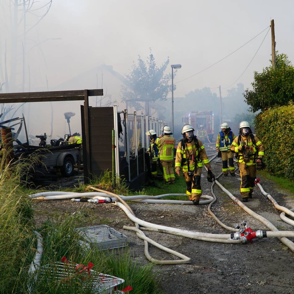 Gartenanlage in Flammen: Großbrand in Dülken unter Kontrolle