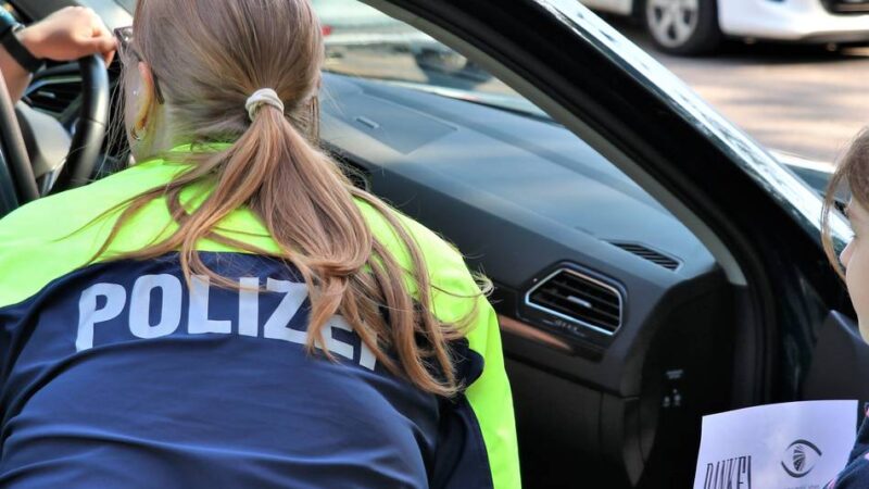 Aktion von Polizei und Schulkindern in Dormagen: „Danke, dass Sie nicht zu schnell gefahren sind!“