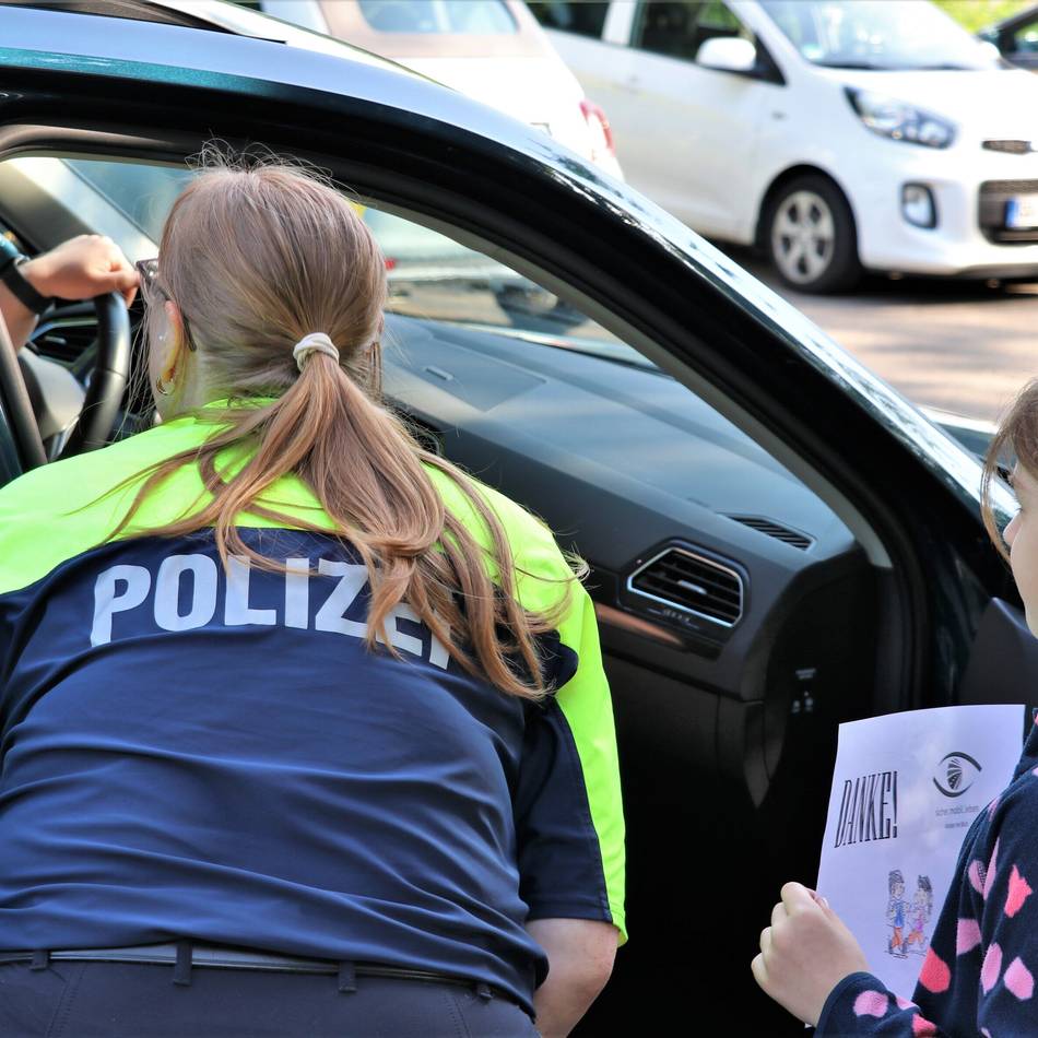 Aktion von Polizei und Schulkindern in Dormagen: „Danke, dass Sie nicht zu schnell gefahren sind!“