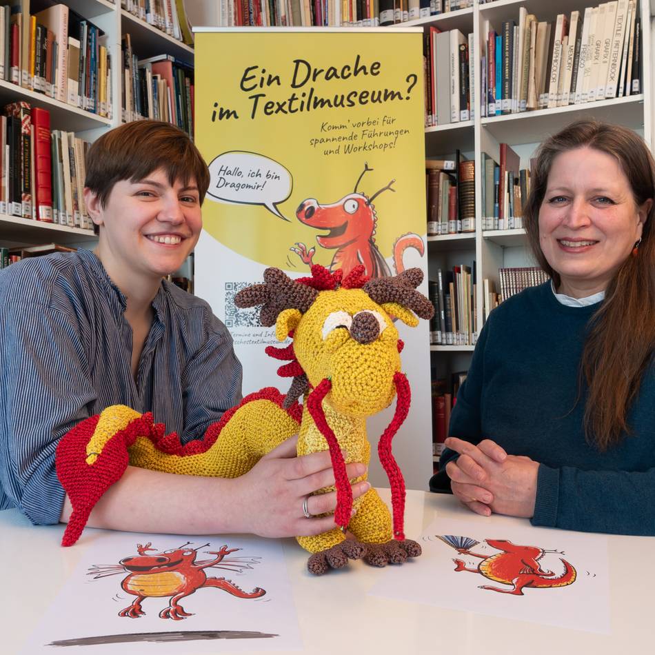 Familienprogramm im Textilmuseum Krefeld: Sommerhäkelei, Französisch und die Sprache der Fächer im Museum lernen
