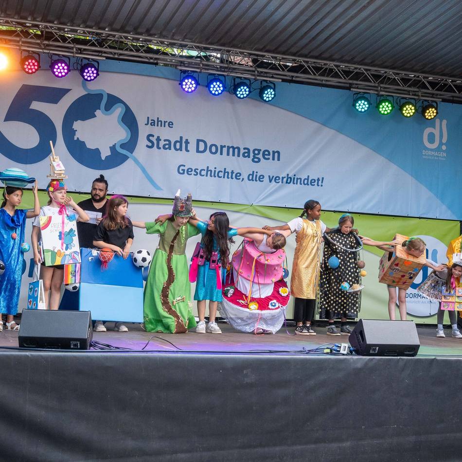 Feier vor dem Rathaus: Dormagen feiert Vielfalt: Ein Fest für Toleranz, Kultur und