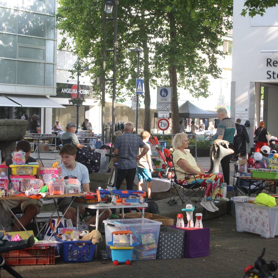 Kinder- und Jugendflohmarkt in der Fußgängerzone: Der frühe Vogel macht das Schnäppchen