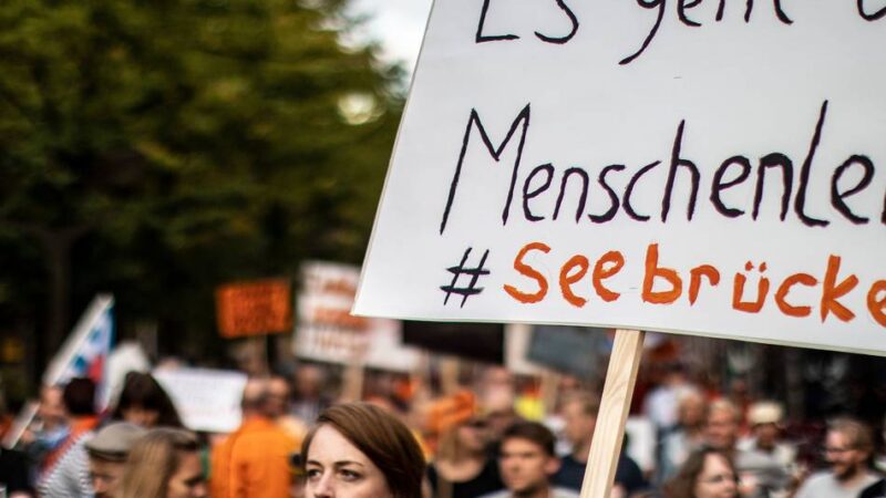 Start am Graf-Adolf-Platz: Demo für „humane Asyl- und Grenzpolitik“ zieht durch Düsseldorf