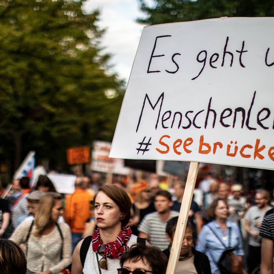 Start am Graf-Adolf-Platz: Demo für „humane Asyl- und Grenzpolitik“ zieht durch Düsseldorf