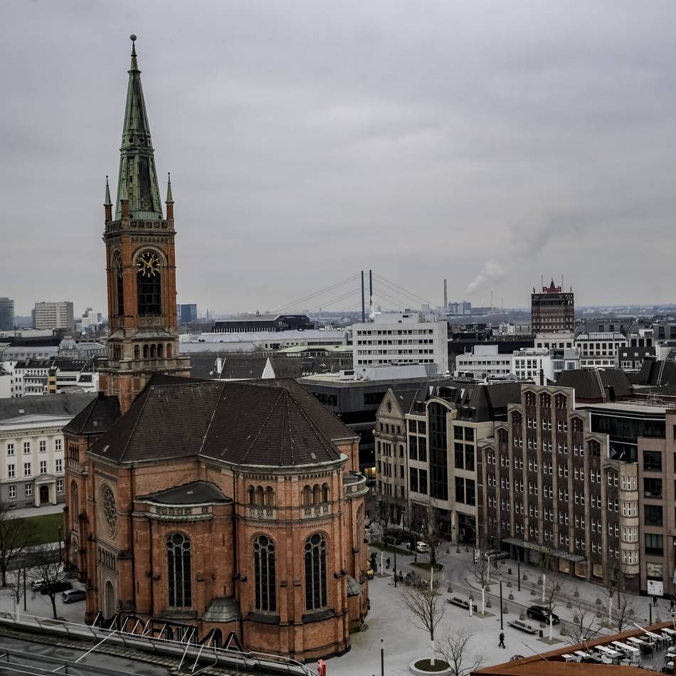 Aktion der Künstlerin Katharina Cibulka: „Solange“ – Kunst wirbt an Johanneskirche für Gleichberechtigung