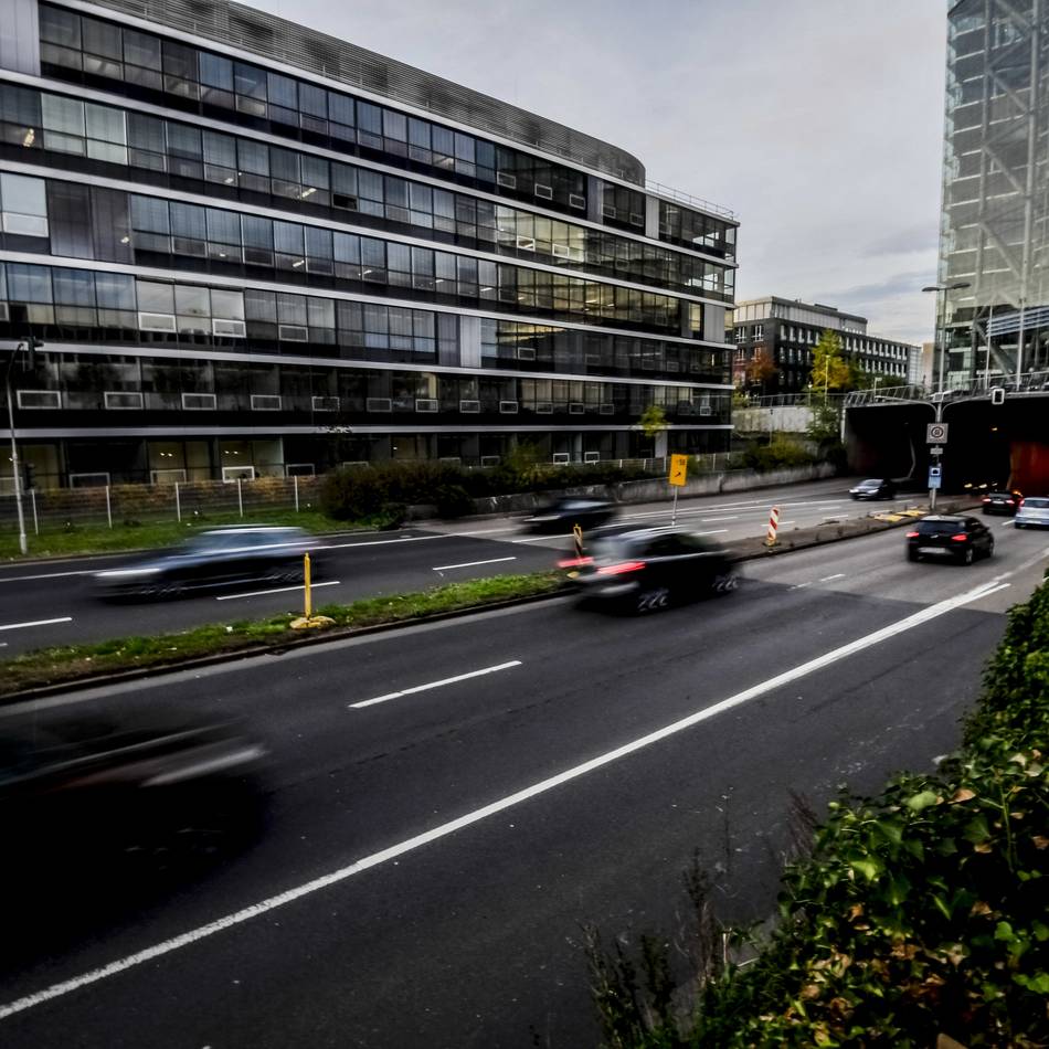 Verkehr in Düsseldorf : Rheinufertunnel monatelang nachts gesperrt – neue Beleuchtung wird eingebaut
