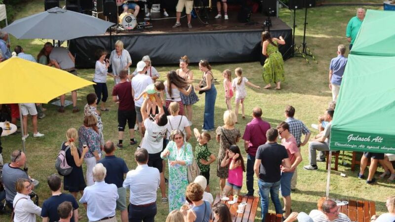 Fest in Meerbusch: Musik und Spiel im Rathausgarten