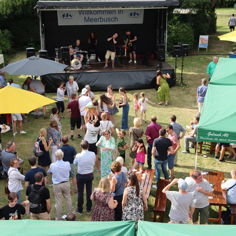 Fest in Meerbusch: Musik und Spiel im Rathausgarten