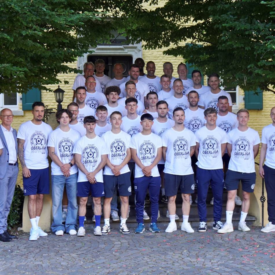 Aufstieg des VfL Jüchen-Garzweiler: Fußballer tragen sich in Goldenes Buch der Stadt ein