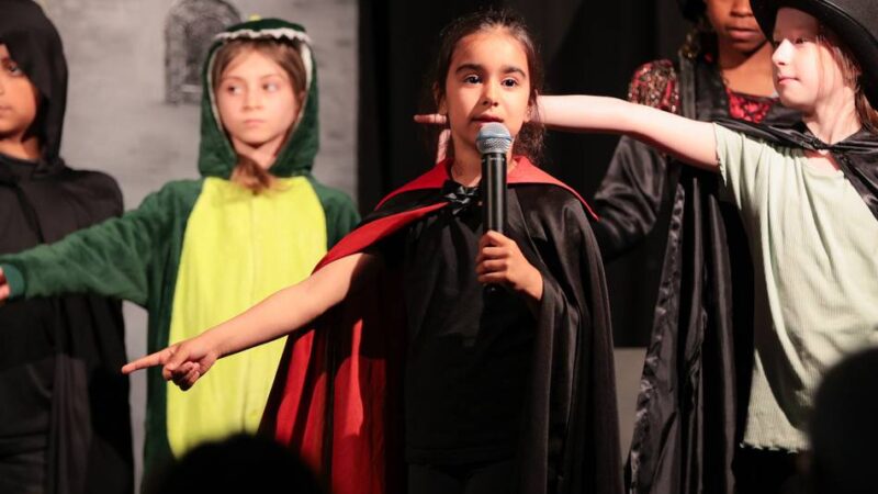 An der Mosaikschule in Krefeld: Musicalaufführung in der Schulmensa