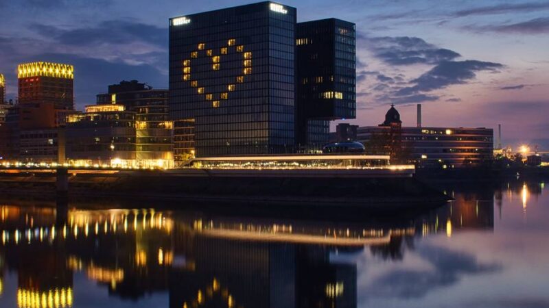 Urlaub in der eigenen Stadt: Wie Düsseldorfer in Düsseldorf günstig Zeit in Hotels verbringen können