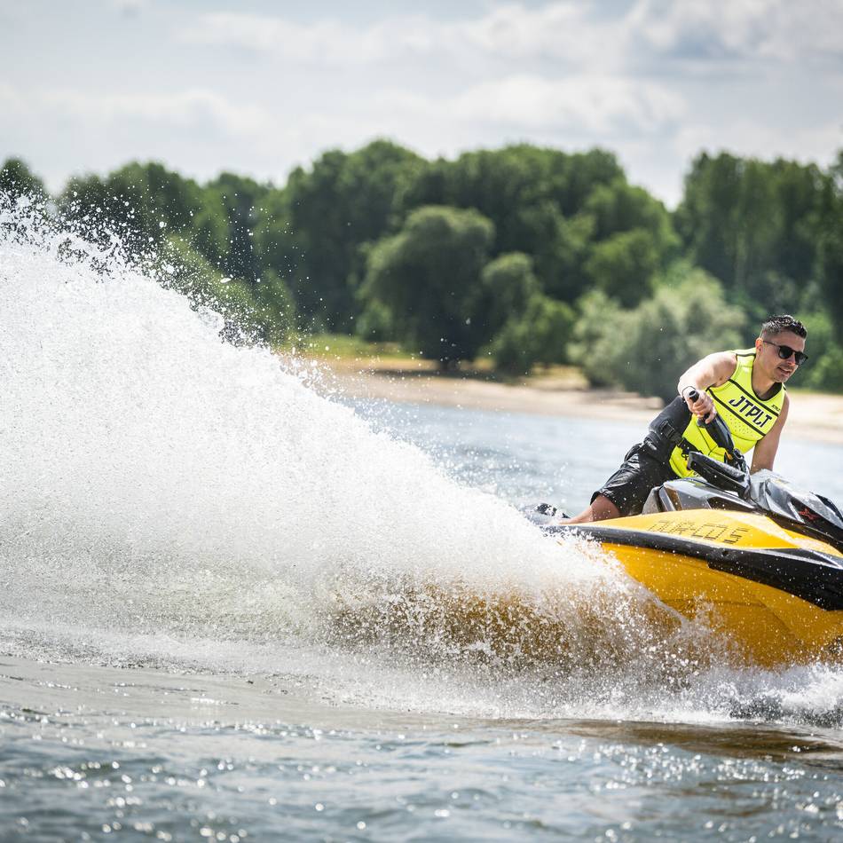 Emmerich/Spijk: Boot kentert – Jet-Ski-Fahrer holen Menschen aus dem Rhein