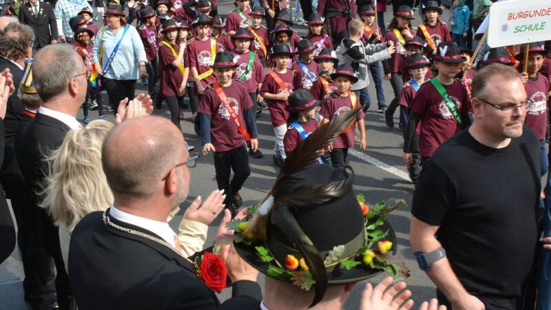 Schützenfest auf der Neusser Furth: Kinderparade feiert eine umjubelte Premiere