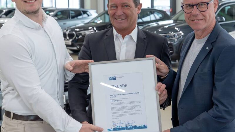 Hundert Jahre, hundert Mitarbeiter:: Krefelder Autohaus feiert Jubiläum