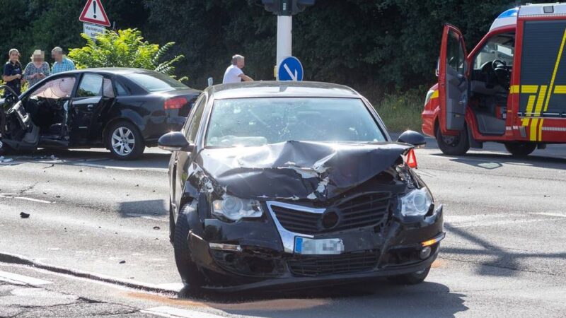 Auf dem Charlottering in Krefeld: Zwei Männer flüchten zu Fuß nach einem Unfall