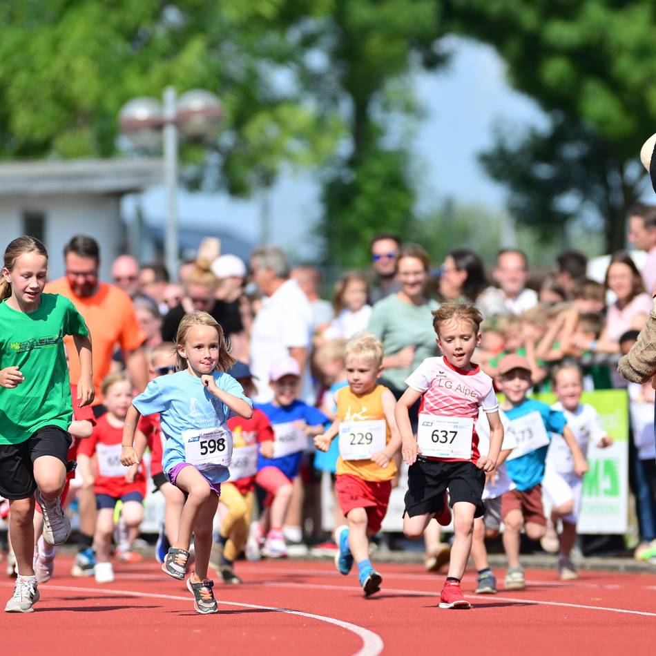 Rekordzahl beim 32. Alpener Stadtlauf: Zuspätkommer Derksen lässt sich nicht aufhalten