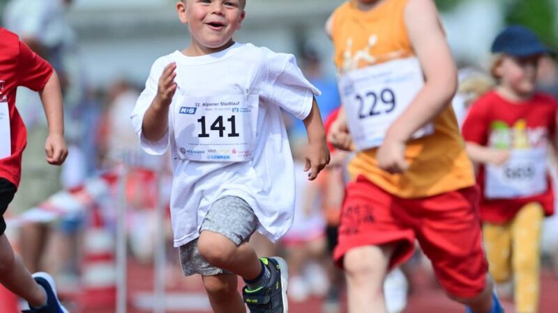 Hitze macht Teilnehmern zu schaffen: Anwohner sorgen für Abkühlung beim Alpener Stadtlauf
