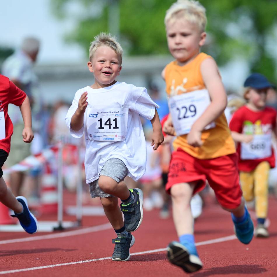 Hitze macht Teilnehmern zu schaffen: Anwohner sorgen für Abkühlung beim Alpener Stadtlauf