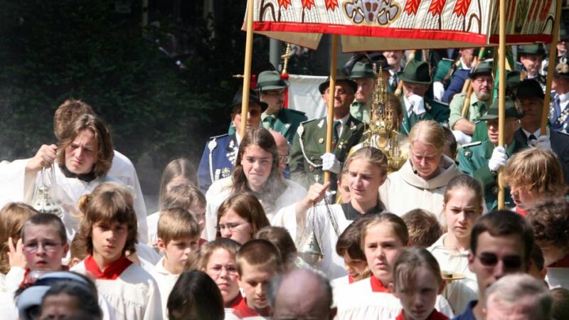 Fronleichnamsprozession in Ratingen: Mit Christus unterwegs in der Innenstadt