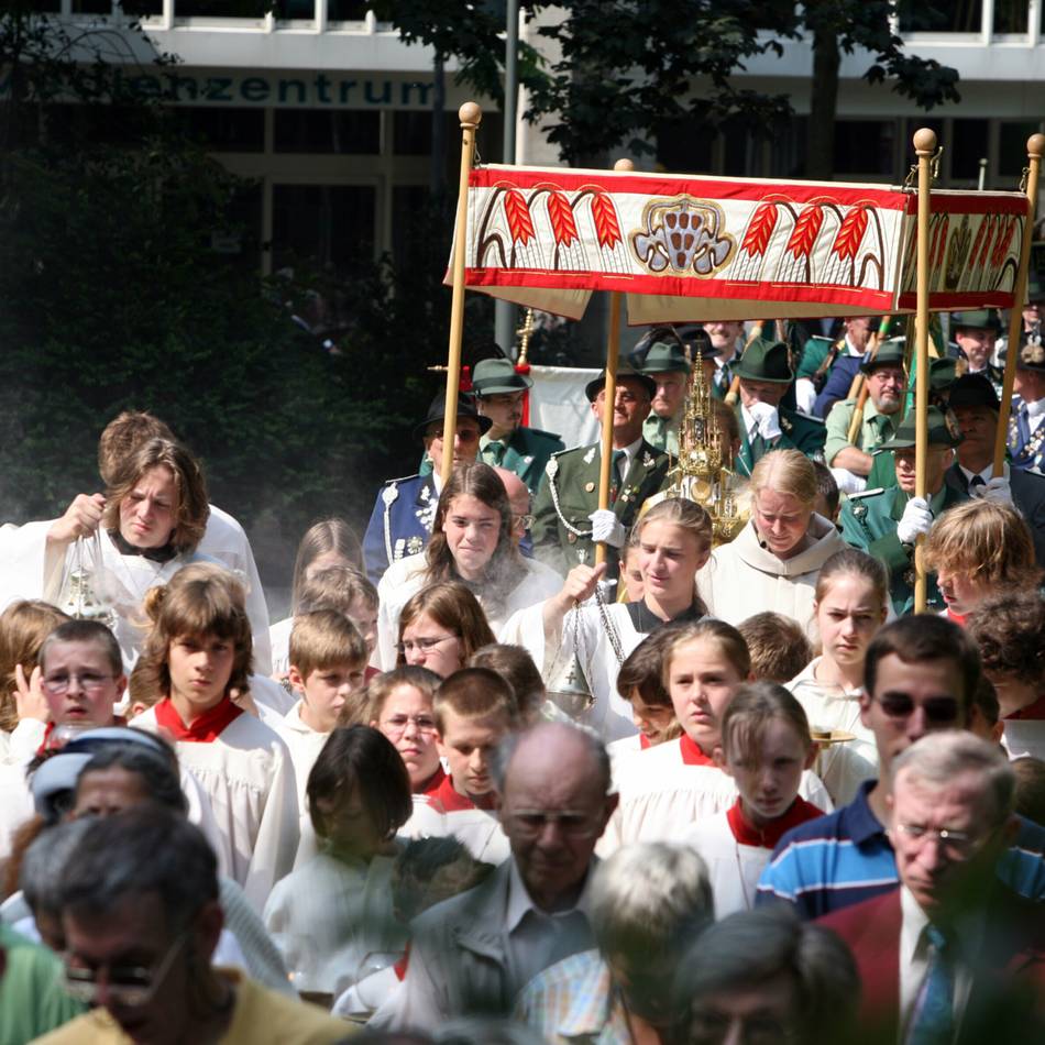 Fronleichnamsprozession in Ratingen: Mit Christus unterwegs in der Innenstadt