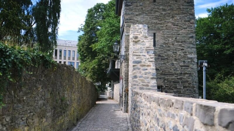 Große Maßnahme in Ratingen: Neues Pflaster für den alten Wehrgang