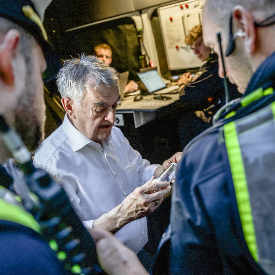 Waffenverbotszone in Düsseldorf: Reul begleitet Polizeikontrollen an Altstadt-Zugängen