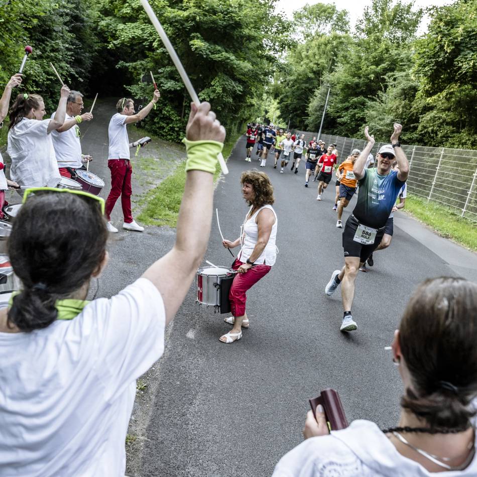 Halbmarathon erstmals ausgebucht: Himmelgeister Brückenlauf wächst weiter – 770 Sportler trotzen der Hitze