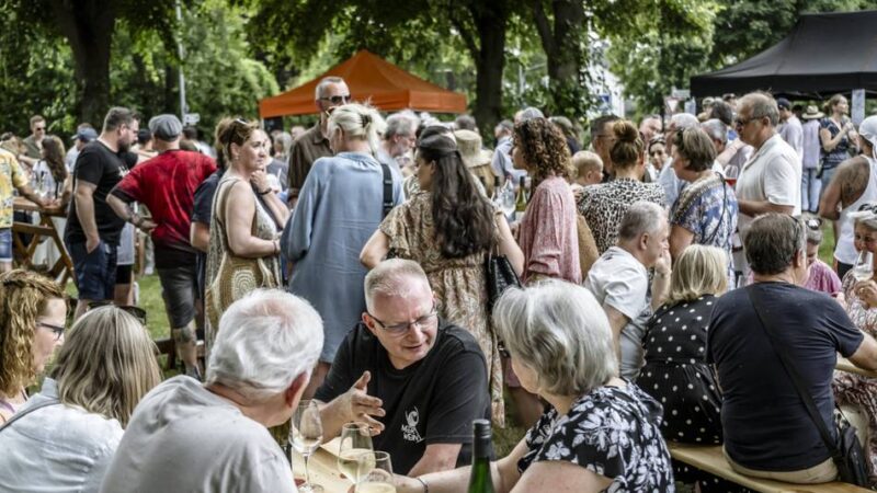 Weinfest in Düsseldorf Urdenbach: Großer Andrang für Weine von der Ahr