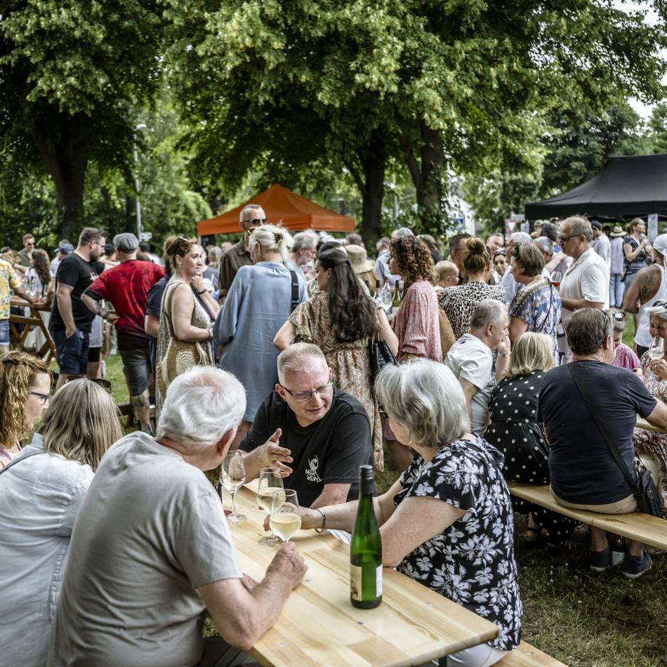 Weinfest in Düsseldorf Urdenbach: Großer Andrang für Weine von der Ahr