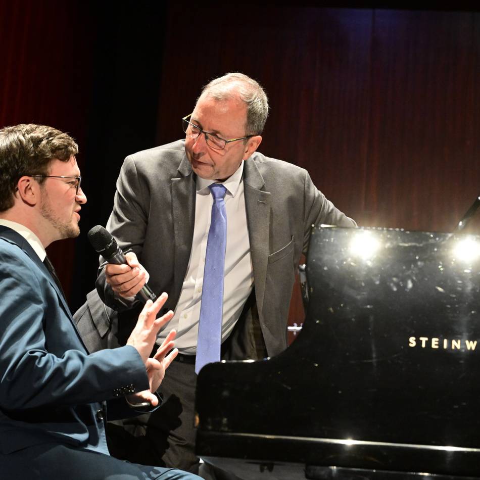 Pianist Frank Dupree zu Gast in Mönchengladbach: Rarität! Publikum singt im Sinfoniekonzert mit