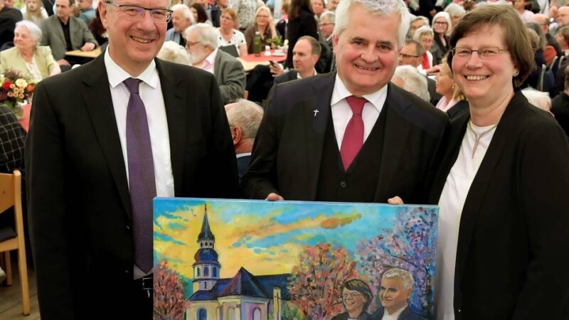 Evangelische Kirchengemeinde Alpen: Minutenlanger Beifall für das Pfarrer-Ehepaar
