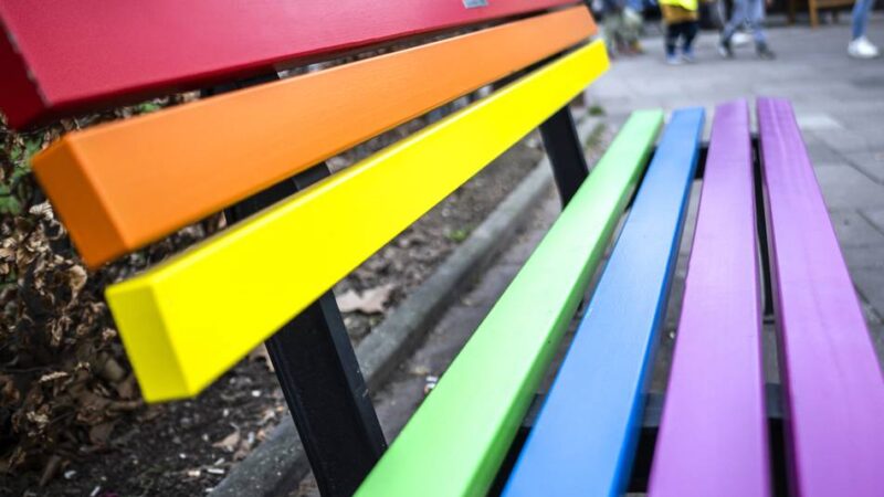 Vor dem Christopher-Street-Day: In Düsseldorf gibt es fast 30 Regenbogenbänke
