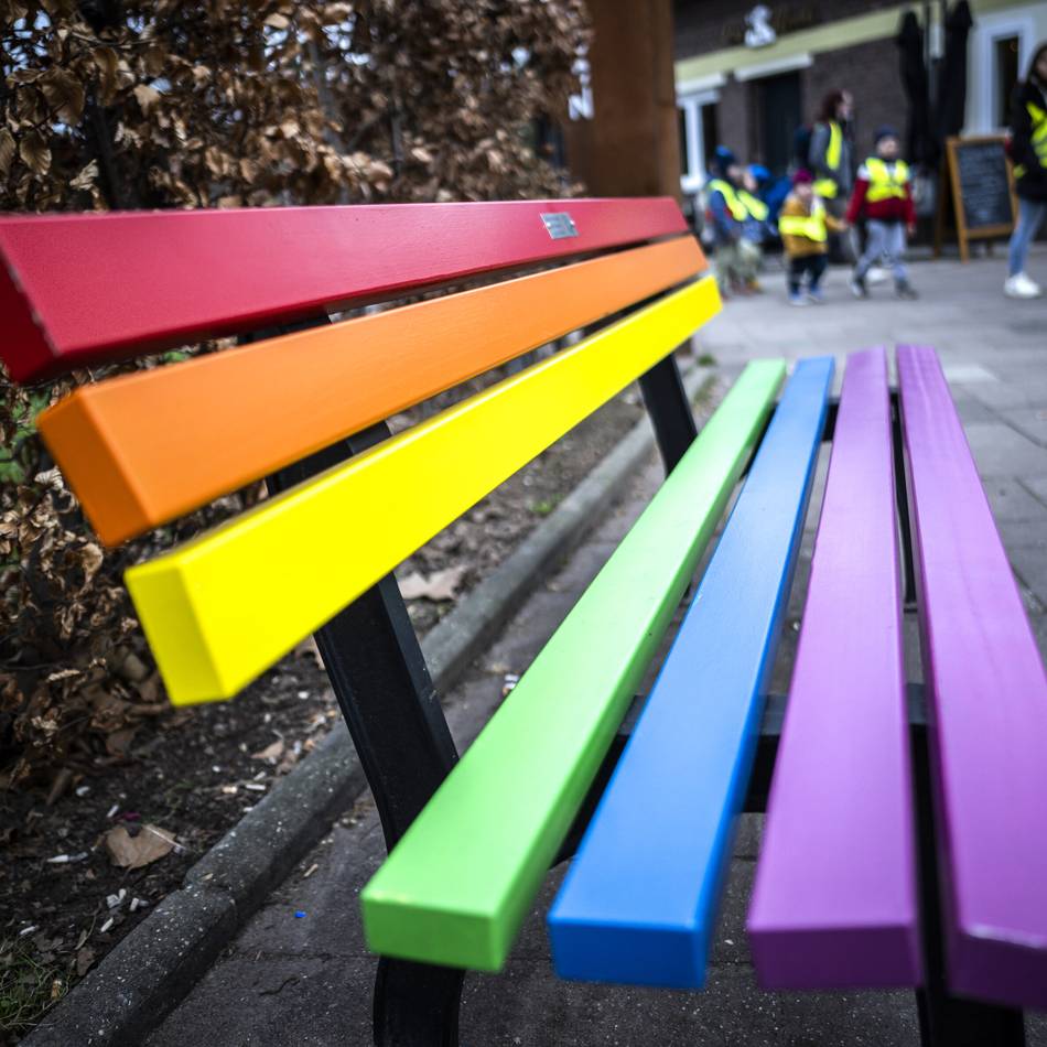Vor dem Christopher-Street-Day: In Düsseldorf gibt es fast 30 Regenbogenbänke