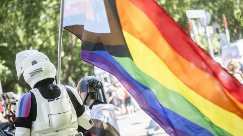 „Liebe verbindet – Hass zerstört“: Tausende Teilnehmer in der Stadt – so bunt war der CSD in Düsseldorf