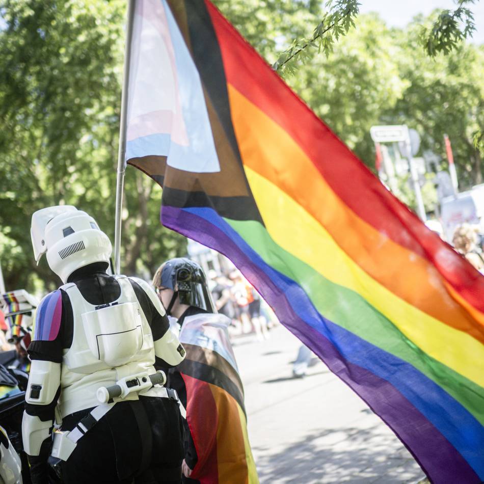 „Liebe verbindet – Hass zerstört“: Tausende Teilnehmer in der Stadt – so bunt war der CSD in Düsseldorf