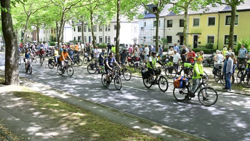 Aktion des ADFC in Mönchengladbach: Sternfahrt für mehr sichereren Radverkehr in der Stadt – nach Abbau der Protected Bike Lane