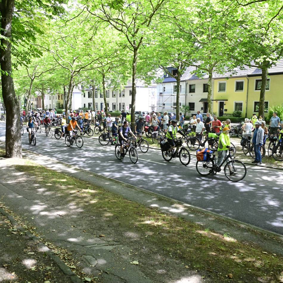 Aktion des ADFC in Mönchengladbach: Sternfahrt für mehr sichereren Radverkehr in der Stadt – nach Abbau der Protected Bike Lane